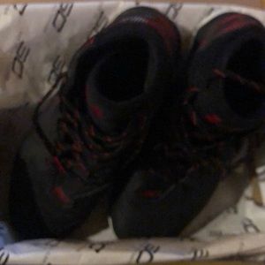 Steph Curry 2.5’s in black/red